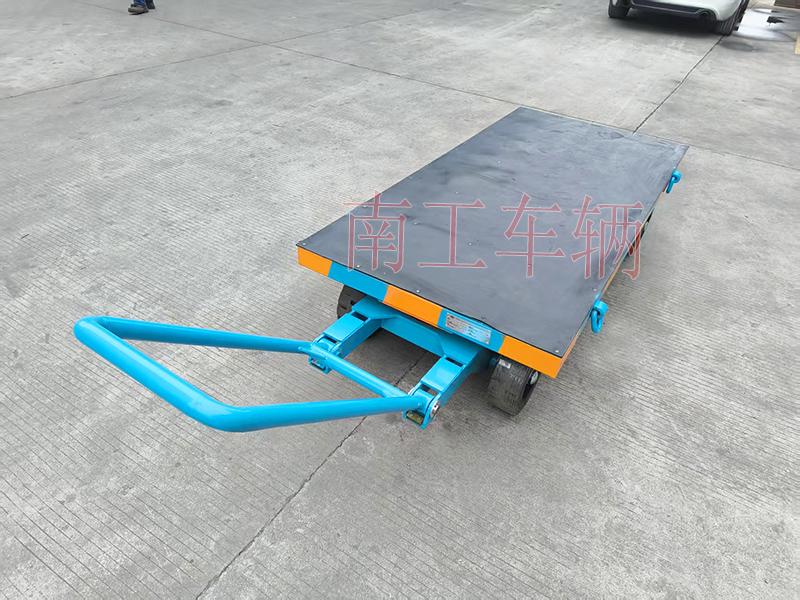 3吨小型球友会(中国) 带橡胶垫工具车